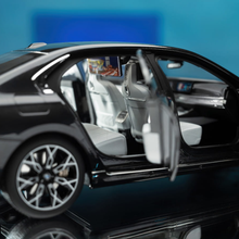 Load image into Gallery viewer, BMW i7 (G70) – 1:18 Scale Model - Sophisto Grey
